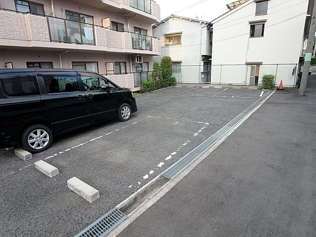近畿荘の駐車場|敷地内駐車場が驚きのお値段