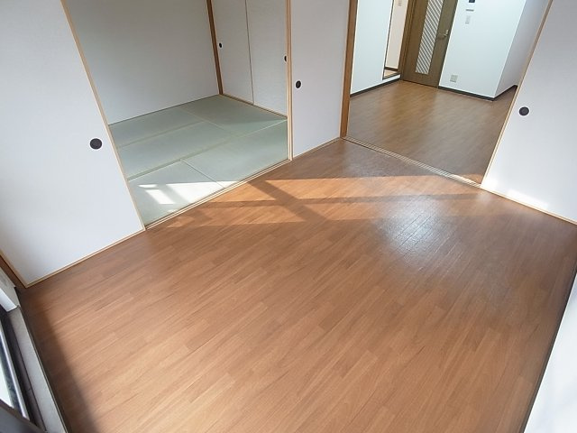 近畿荘の内装|洋室6帖のお部屋、日当たりご覧の明るさです