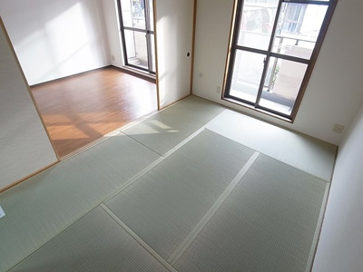 【設備】 | 近畿荘 | 畳入れ替え済みの日当たり良好な和室