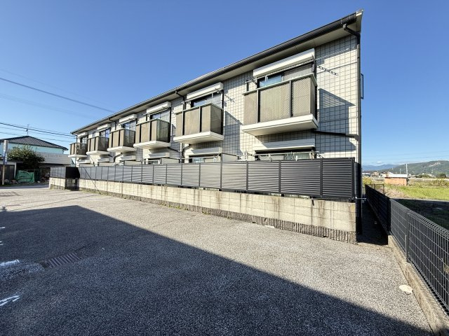 コーネリアの駐車場