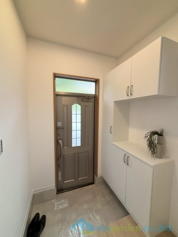 平塚市めぐみが丘　中古戸建の玄関