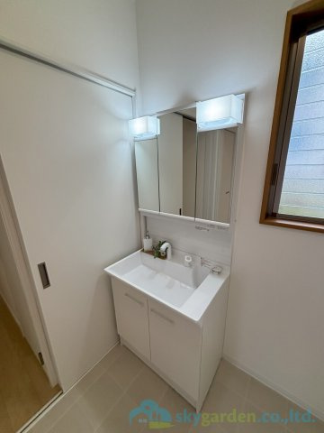 平塚市めぐみが丘　中古戸建の独立洗面台