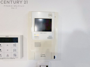 訪問者が来たときにテレビ画面で確認できるため、安心してドアを開けられます。録画機能があるものもあり、留守中に来訪者を記録しておくことができます。利便性が高く、セキュリティ面でも安心です