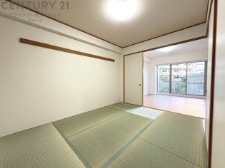 リビング横の和室スペースはリビングと続きで利用してもデザイン性のとれる洋風和室になります。やっぱり一室は欲しい和室は客間や小さなお子様の寝かせ付けなどにも便利です。