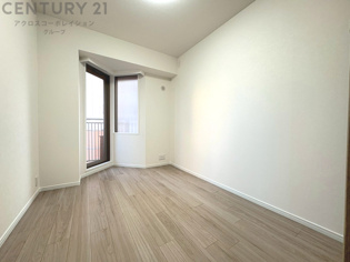 明るい色合いのフローリングとクロスを使用した洋室は家具やインテリアとも調和しやすく空間が広く感じられ開放感を生み出します。自然光を効果的に反射し、室内を明るく保つため、日中の照明使用を抑えられます。