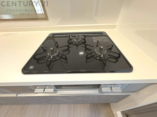 多数の調理器具を同時に使用でき、料理の効率化が可能。省エネで節約になり、様々な料理スタイルに適応できます。また、火力調整が独立しており、手入れや掃除もしやすく、今よりもっとお料理が楽しくなるかも。