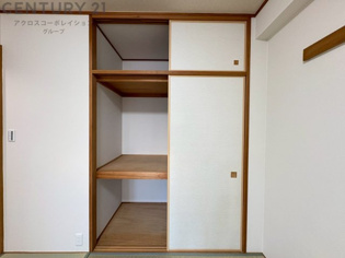 押入れは季節の衣類、寝具などを収納できます。伝統的な美しさと実用性が融合し、収納物を保護する調湿・換気効果があります。使い方によっては書類や小物なども効果的に整理でき空間を有効活用できます。