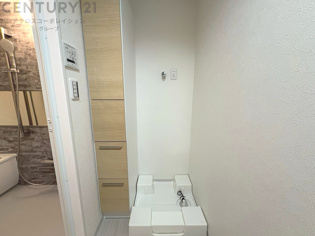 洗濯物の仕分け作業がしやすく、整理整頓が容易になります。洗濯音や湿気を他の部屋に持ち込まず、生活環境を快適に保ちます。上部を活用すれば収納スペースを確保でき洗剤や洗濯用品の整理もしやすくなります。