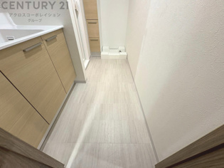 衣服の収納や脱ぎ着や整理整頓がしやすく、湿った衣類を乾燥させるスペースがありカビや臭いの発生を防ぎます。床の汚れを他の部屋に持ち込まず清潔を保つことができます。また快適な入浴環境の整備にも役立ちます。