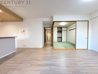 キッチン前のダイニングスペース　カウンターキッチンから料理の受け渡し等に便利です。ダイニングセットを置いても十分な広さを確保。