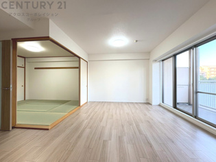 リビングダイニングは家族や友人とのコミュニケーションを楽しむ場所でくつろぎながら食事や会話を楽しめ、多目的に利用できリラックスできる空間です。家庭内の中心として機能し、快適な生活をサポートします。