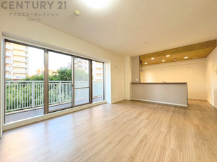 キッチン前のダイニングスペース　カウンターキッチンから料理の受け渡し等に便利です。ダイニングセットを置いても十分な広さを確保。