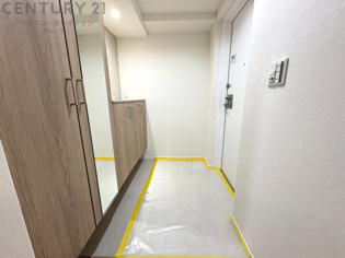 大きな玄関収納付きの玄関です　家族皆様の履物をしっかり収納できます　姿見付きでお出かけ前の身だしなみチェックに便利です