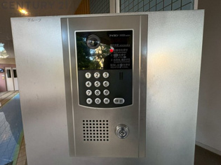 オートロック式エントランスは他の住民や外部の人間が簡単に出入りできないため、個々の住戸が安全に保たれます。同時に、訪問者が来訪する場合にはインターホン等で確認することができ、不要な来客を遮断できます。