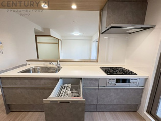 シンプルなデザインと使いやすさを兼ね備えた対面式システムキッチンは、効率的な作業スペースを提供し、家族やゲストとのコミュニケーションを促進します。