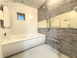 ユニットバスは省スペースでありながら、シンプルな設計と使いやすさを備え、簡便なメンテナンスが可能です。窓付きで換気にも便利です。またミラー・小物置き場もあり便利です。