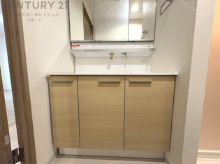 化粧品や洗顔料、歯ブラシなどの必需品をまとめて置ける収納スペースがあり、使用するたびに取り出す手間が省けます。また、水回りのため、濡れても大丈夫な素材が使用されており、お手入れが簡単です。