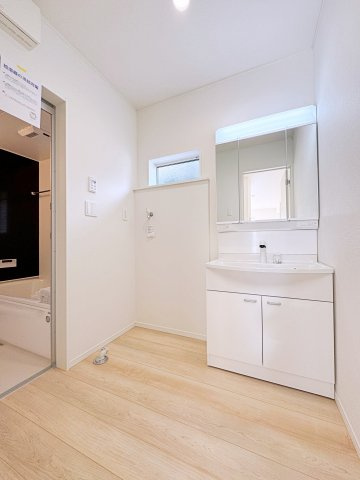 新築戸建・新築建売　郡山市字城清水【耐震+制震】桜小・郡山三中の独立洗面台|三面鏡タイプの独立洗面台で、身だしなみチェックも収納力も◎洗面まわりもすっきり清潔に保てます！