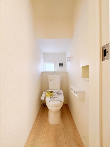 新築戸建・新築建売　郡山市字城清水【耐震+制震】桜小・郡山三中のトイレ|小窓付きで自然光が入る明るくて爽やかなトイレ空間です！