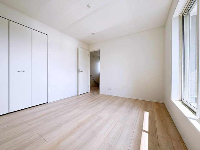 新築戸建・新築建売　郡山市字城清水【耐震+制震】桜小・郡山三中の洋室|2面採光で明るい洋室です！ホワイト基調の爽やか空間からインナーバルコニーにも出られます♪