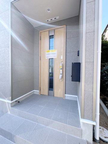 新築戸建・新築建売　郡山市字城清水【耐震+制震】桜小・郡山三中の玄関|奥行きがあるので雨が降っても開閉に心配ありません！