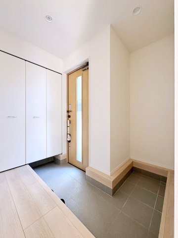 新築戸建・新築建売　郡山市字城清水【耐震+制震】桜小・郡山三中の玄関|ベビーカーなど置けるスペースもあるので安心！