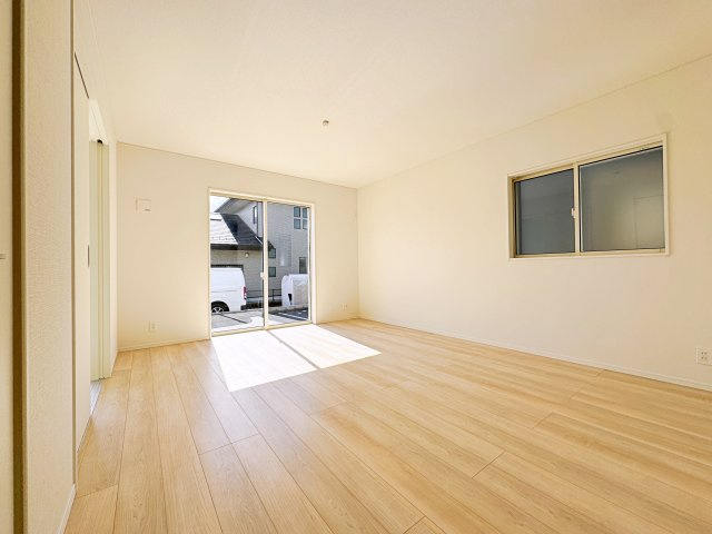 新築戸建・新築建売　郡山市字城清水【耐震+制震】桜小・郡山三中の居間・リビング|ホワイトを基調とした明るく開放的なLDKです！