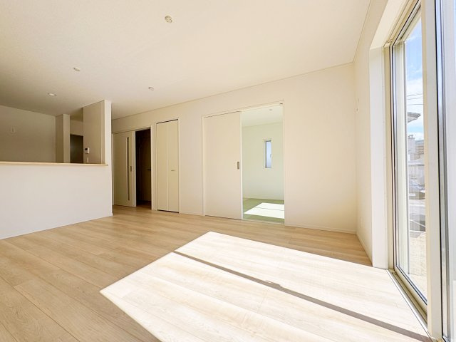 新築戸建・新築建売　郡山市字城清水【耐震+制震】桜小・郡山三中の居間・リビング|光と風をしっかり取り込める2面採光の洋室！心地よい暮らしを実現できます！