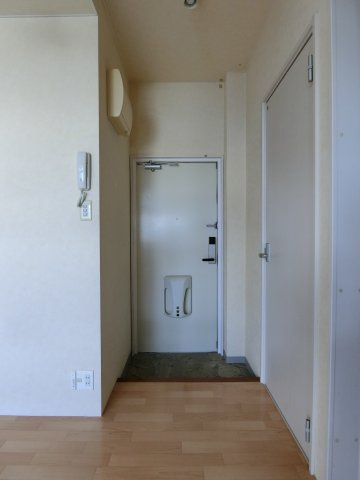 STKビルの玄関