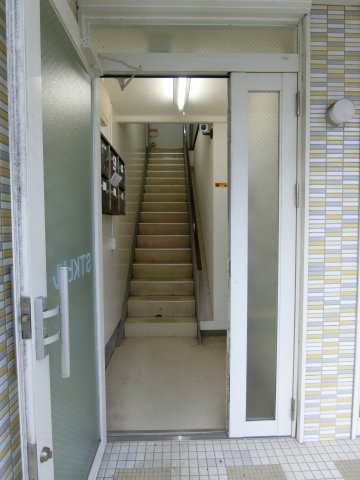 STKビルのエントランス