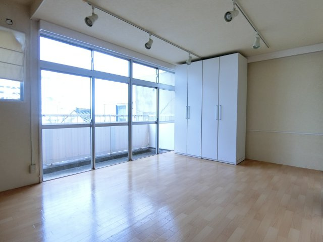 STKビルの居間・リビング