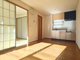 広島市安佐北区落合南１丁目のアパートの居間・リビング