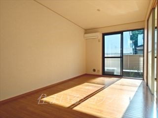 広島市安佐北区落合南１丁目のアパートの居間・リビング