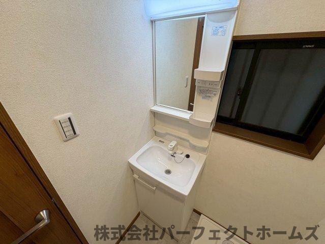 津田東町3丁目中古戸建の独立洗面台|朝の支度にも助かる、独立の洗髪洗面化粧台