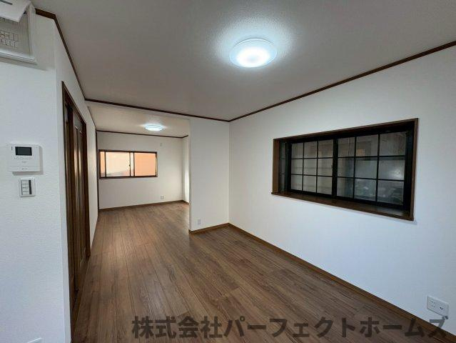 津田東町3丁目中古戸建の居間・リビング|使いやすいリビングです