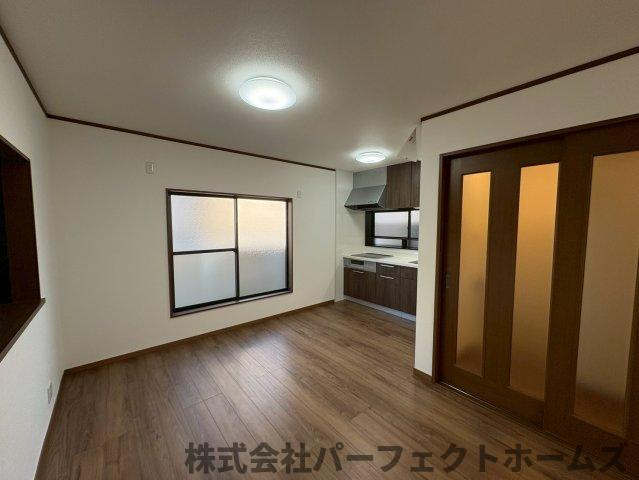津田東町3丁目中古戸建の居間・リビング|使いやすい居間です