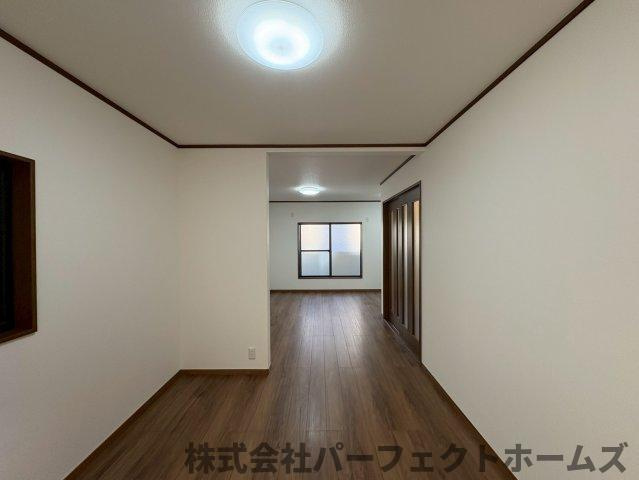 津田東町3丁目中古戸建の居間・リビング|使いやすいリビングです