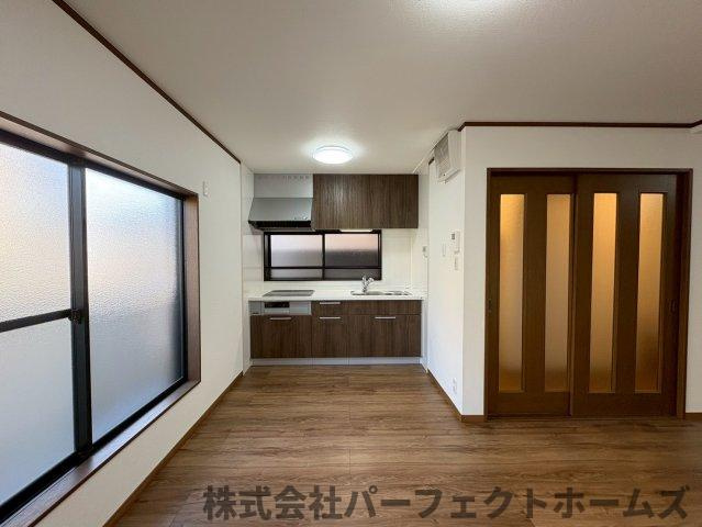 津田東町3丁目中古戸建の居間・リビング|こちらのリビングで趣味の時間をお楽しみください