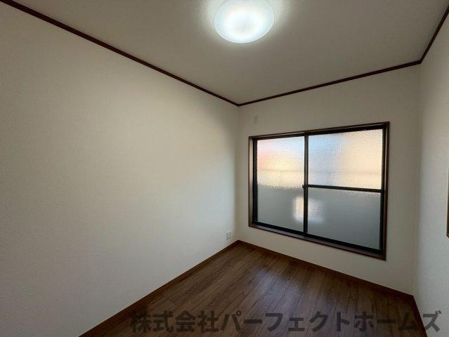 津田東町3丁目中古戸建の洋室|明るい洋室です