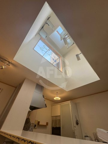 豊中市螢池東町１丁目戸建ての居間・リビング|リビング　1Fからの吹き抜け部分