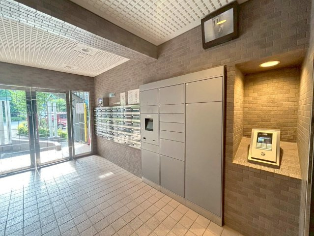 ベルパーク八千代　R棟のエントランス|共用部/宅配ボックスあり　対面なしで荷物が受け取れ便利です