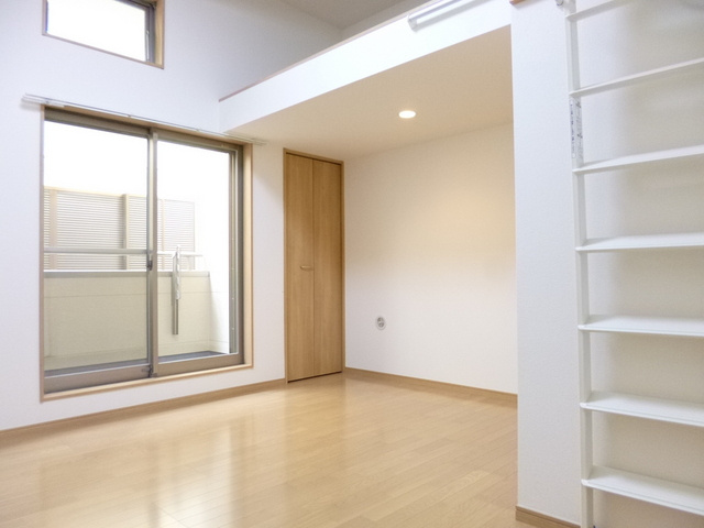 サンステージ諏訪の居間・リビング|7.7帖の洋室です☆