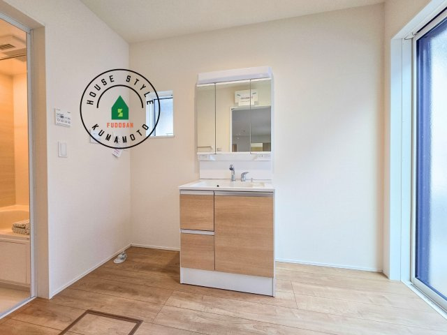 熊本市北区池田3丁目第1₋2棟（1号棟）の脱衣所|ゆとりの洗面スペースで朝の身支度もスムーズに。暮らしを快適に変えるシャワー付洗面台です！