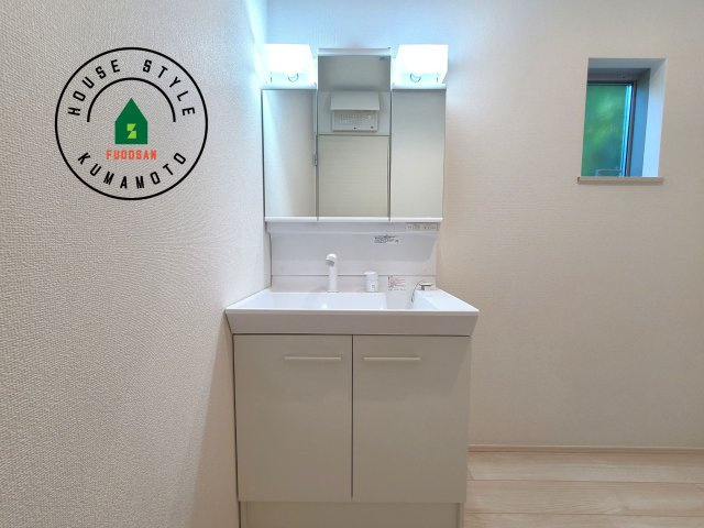 熊本市北区池田3丁目第1₋2棟（1号棟）の内観：施工例|毎日使うものだから清潔な空間を保ちたい水回り。洗面にはそんな願いを解消させてくれる収納アイデアが満載です。三面鏡の裏側にはキャビネットが現れ小物から背の高い物まで収納できます。