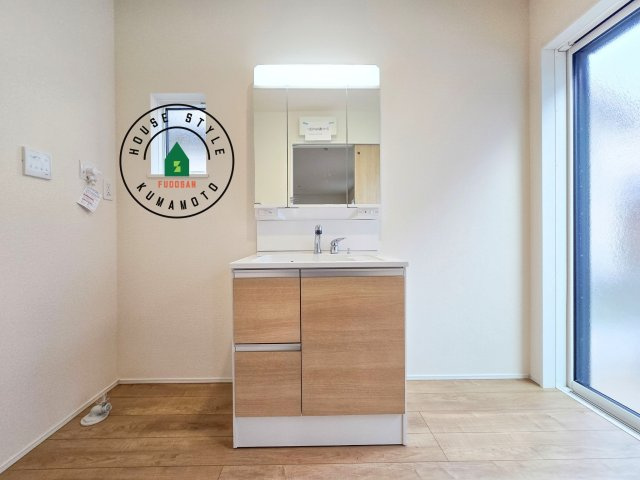 熊本市北区池田3丁目第1₋2棟（1号棟）の独立洗面台|毎日使うものだから清潔な空間を保ちたい水回り。洗面にはそんな願いを解消させてくれる収納アイデアが満載です。三面鏡の裏側にはキャビネットが現れ小物から背の高い物まで収納できます。