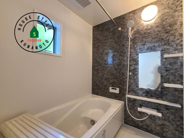 熊本市北区池田3丁目第1₋2棟（1号棟）の内観：施工例|1日の疲れを癒してくれる広々バスルーム。雨の日のお洗濯にも大活躍な浴室乾燥機付です！