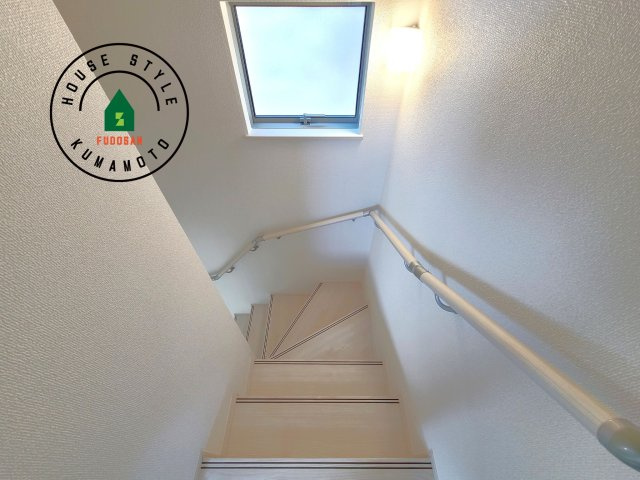 熊本市北区池田3丁目第1₋2棟（1号棟）の内観：施工例|＜手すり付階段＞手すりがないと階段の昇り降りで危険なことはもちろん、壁に手をつきながら歩くことで壁紙が汚れやすくなります。すべての方に快適に昇り降りしていただくため、手すりを設置しました。