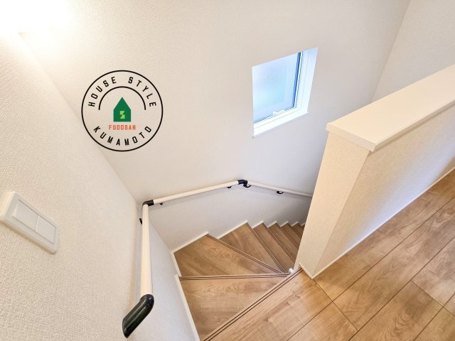 熊本市北区池田3丁目第1₋2棟（1号棟）の内装|＜手すり付階段＞手すりがないと階段の昇り降りで危険なことはもちろん、壁に手をつきながら歩くことで壁紙が汚れやすくなります。すべての方に快適に昇り降りしていただくため、手すりを設置しました。