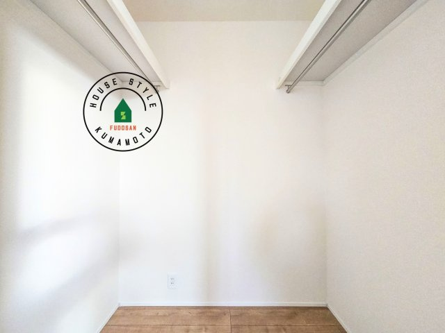 熊本市北区池田3丁目第1₋2棟（1号棟）の収納|洋服や大きな荷物が多い方や人数の多いご家族などは、一般的なクローゼットよりもウォークインクローゼットのほうが使い勝手が良いです。