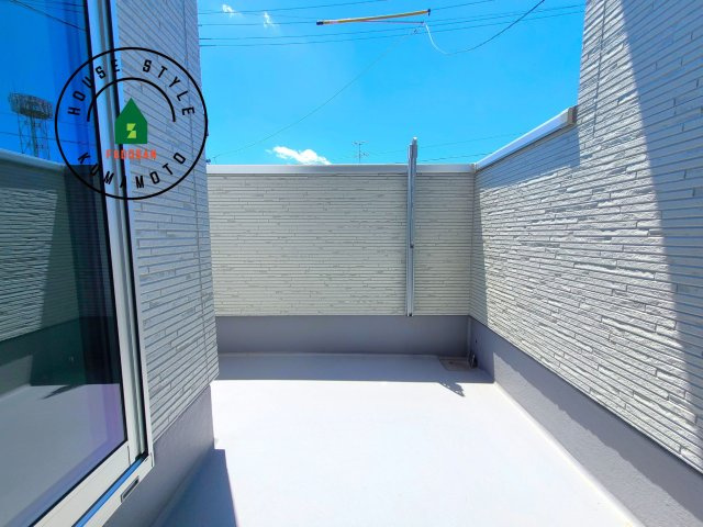 熊本市北区池田3丁目第1₋2棟（1号棟）の外観：施工例|風をしっかりと感じられるバルコニーでは、毎日が洗濯日和です。広々としているので洗濯も楽しくなるでしょうし、気分転換にバルコニーからの眺めを楽しむのもいいでしょう。